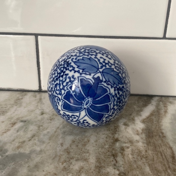 Ceramic decorative blue and white ball sphere Shabby chic cottagecore - Picture 1 of 4